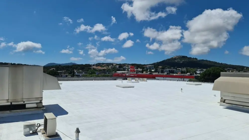 Toiture équipée de Cool Roofing