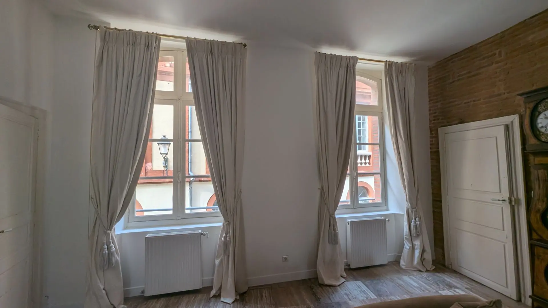 Appartement rénové autour d’Aix-en-Provence avec peinture intérieure claire et rendu net.