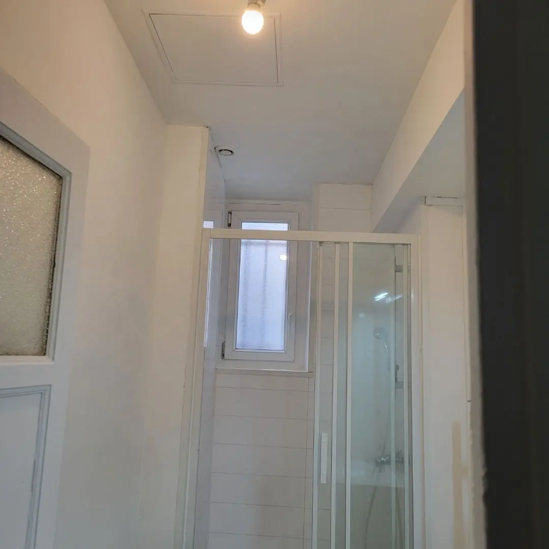 Salle de bain après reprise et peinture intérieure consécutive à des dégâts des eaux.