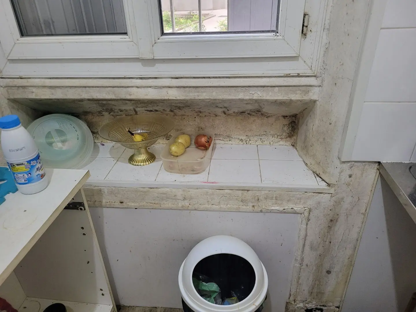 Cuisine avant remise en peinture après dégâts des eaux.