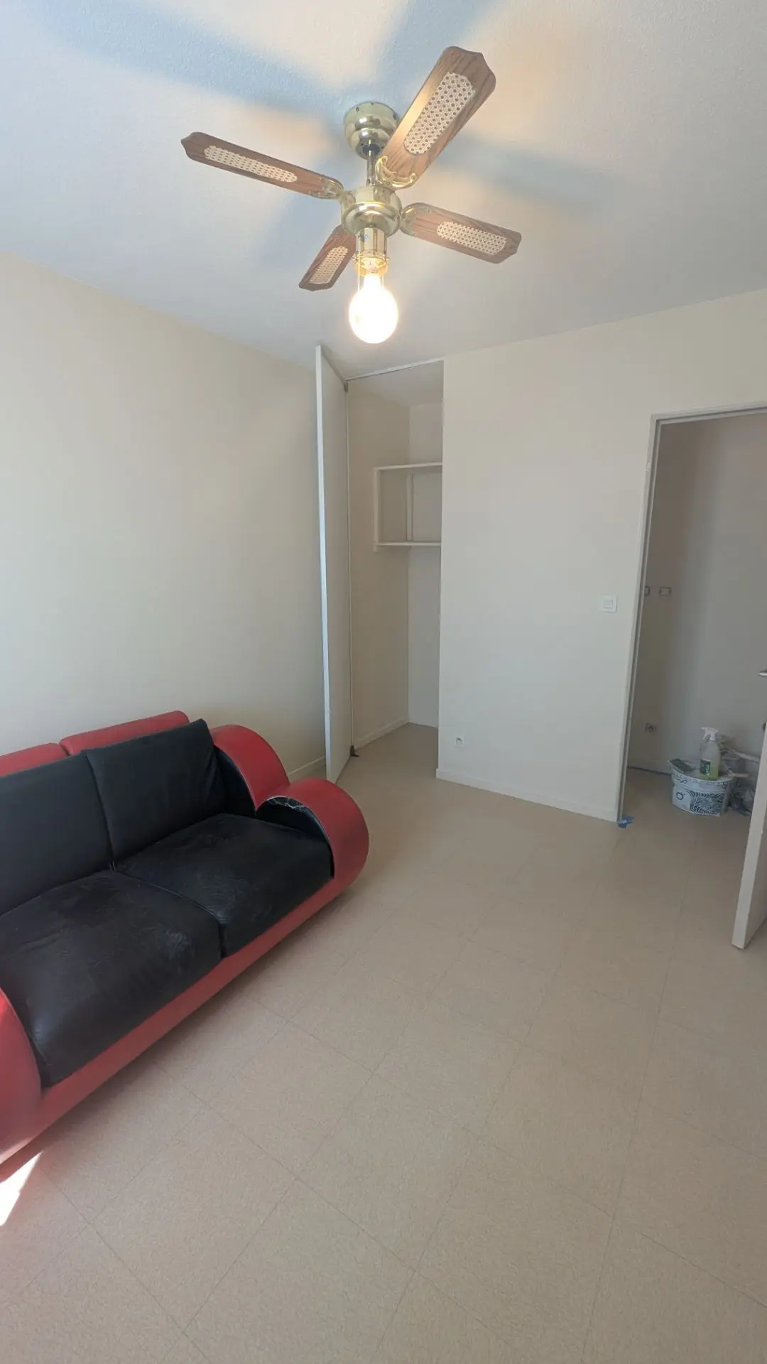 Chambre rénovée après mise en peinture intérieure avec finitions propres et teinte uniforme.