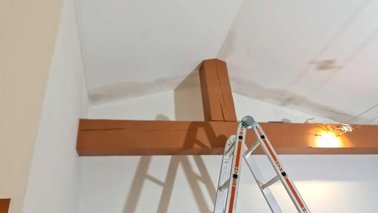 Travaux de peinture sur poutre intérieure réalisés dans le Pays d’Aix.