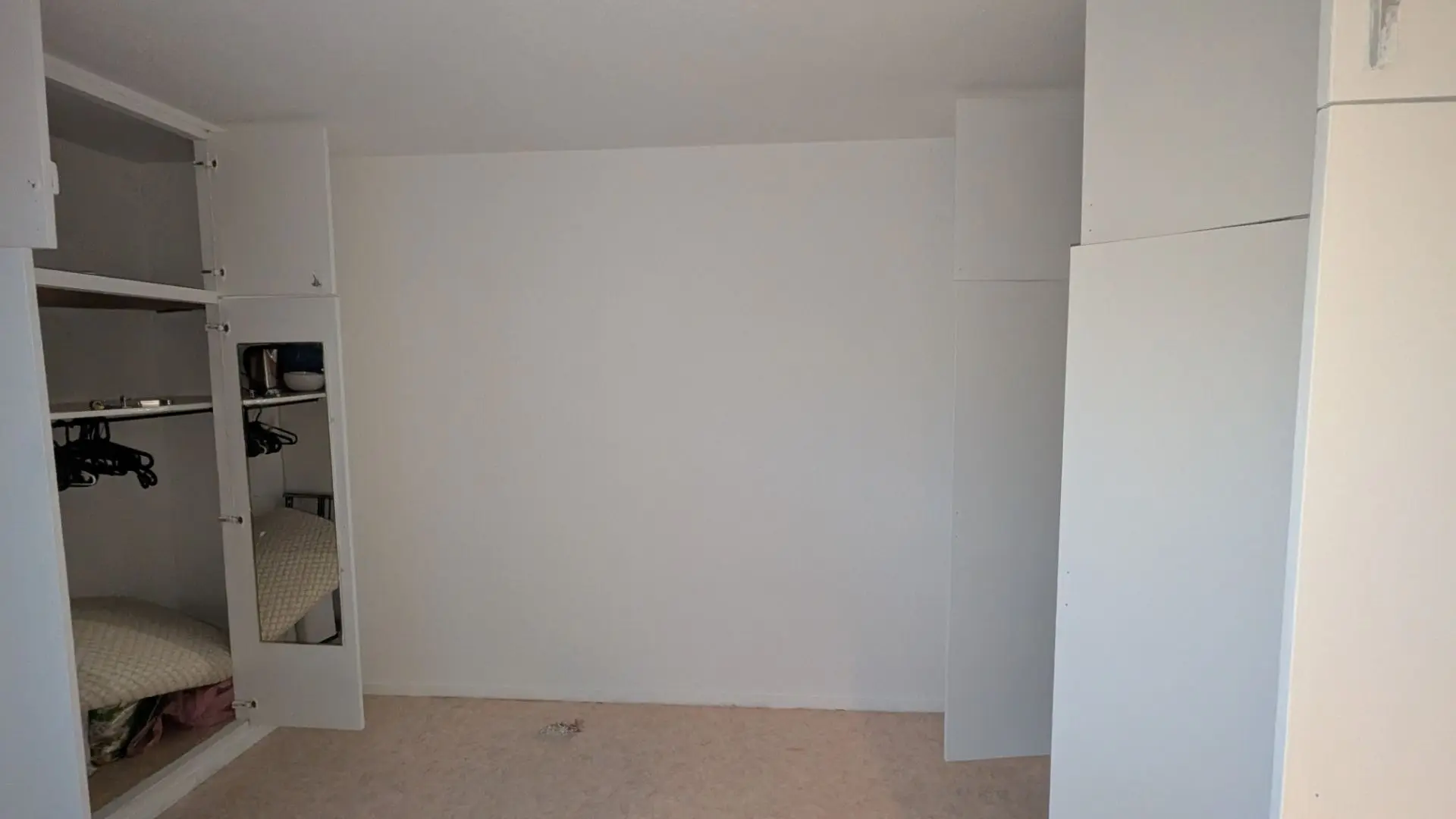 Studio rénové à Aix-en-Provence avec peinture intérieure soignée et finition homogène.