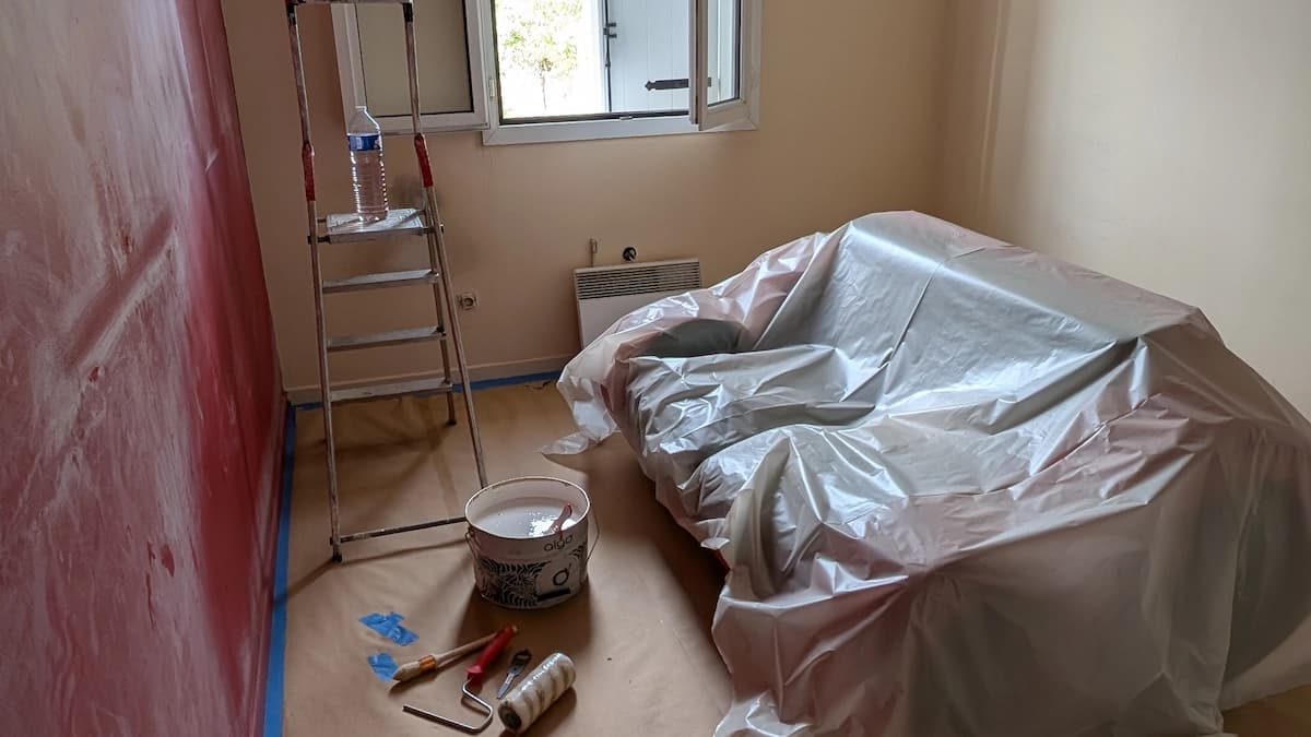 Chantier de peinture intérieure protégé avant intervention à Aix-en-Provence